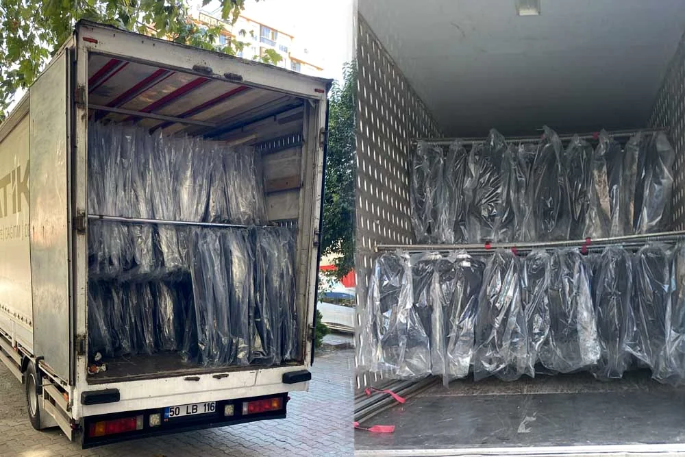 Nakliye aracında askı sistemlerine yerleştirilmiş tekstil ürünleri